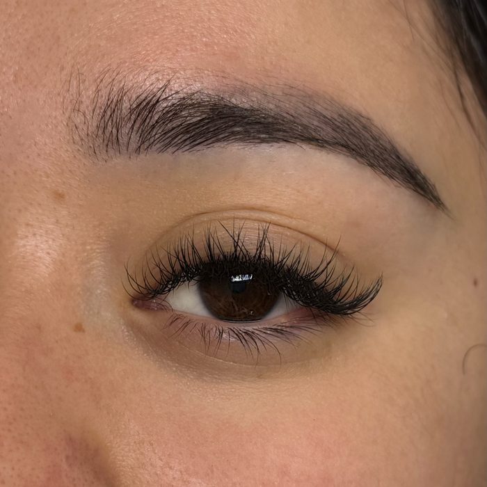 Lash extensions by Naahi