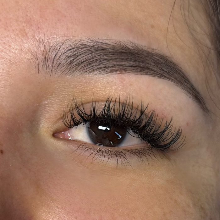 Lash extensions by Naahi