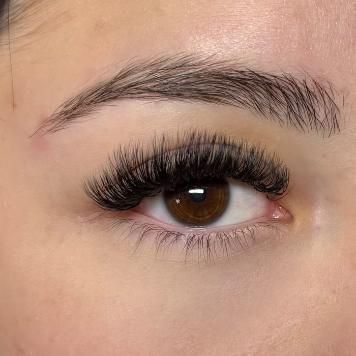 Lash extensions by Naahi